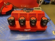 Milwaukee lader + 4x 2ah batteri M12